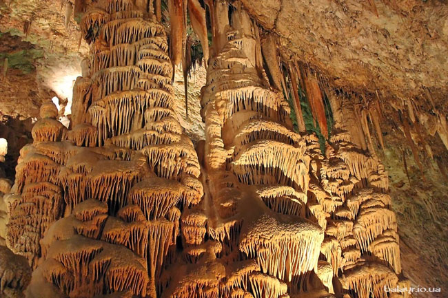 File:Natural-fractal-cave-cavern-stalactites.jpg